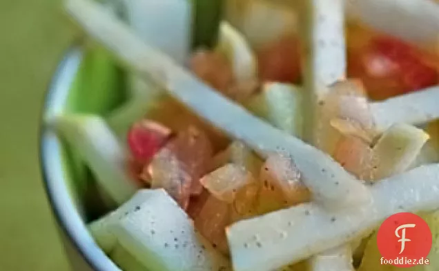 Apfel-Sellerie-Salat mit Walnuss-Schalotten-Vinaigrette