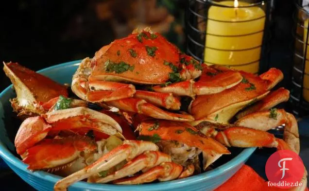 Dungeness-Krabben auf dem Grill gedünstet in Ingwer, Limette, Mirin und Soja
