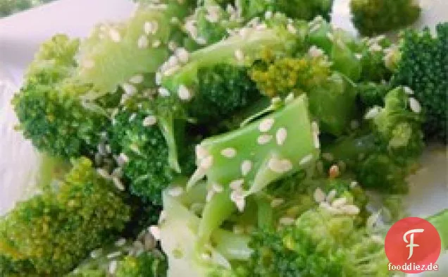 Brokkolisalat nach chinesischer Art