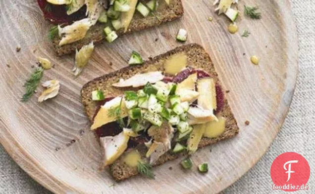 Makrele, Rote Beete & Gurke Tartine