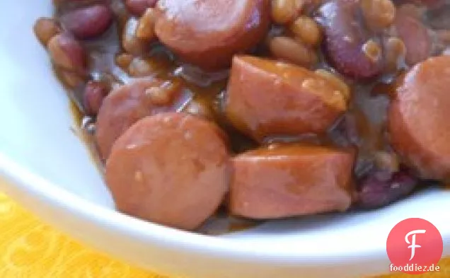 Beschuldigen Sie den Hund Bohnenauflauf (Kielbasa und Bohnengericht)