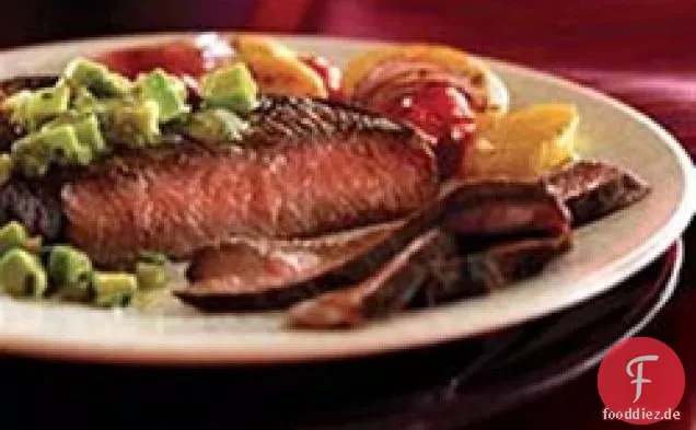 Kreuzkümmel-geriebene Steaks mit Avocadosalsa Verde