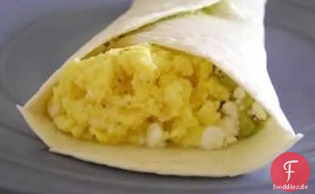 Einfacher Frühstücks-Burrito mit Eiern und Avocado