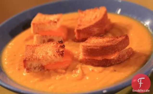 Geröstete Wurzelgemüsesuppe mit gegrillten Käsecroutons