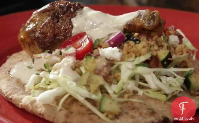 Marokkanisches Hähnchen mit geriebenem Kohl und Tahinisauce auf Pita