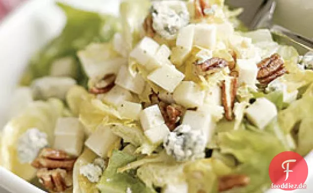 Escarole mit grünem Apfel, Selleriewurzel, gerösteten Pekannüssen & blauem C