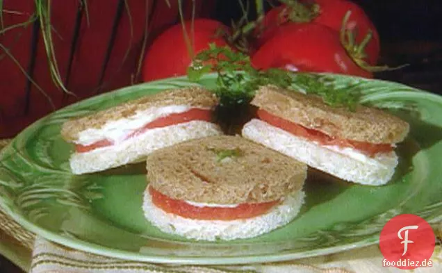 Tomatensandwich mit Petersilie oder Basilikum
