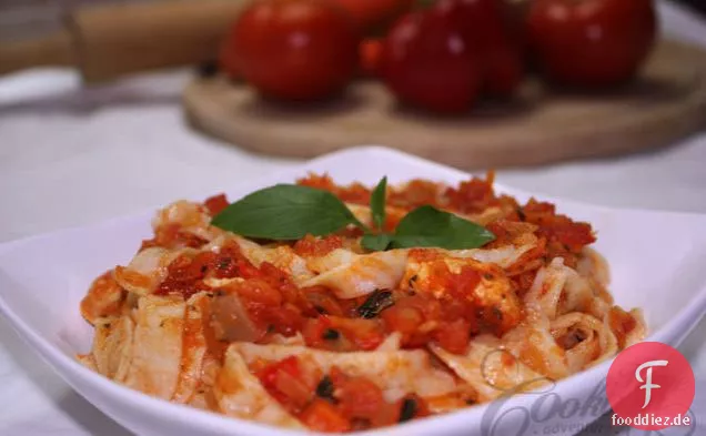 Hausgemachte Tagliatelle Mit Tomatensauce