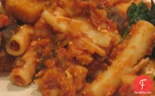 Rigatoni mit Auberginen, Pilzen und Ziegenkäse