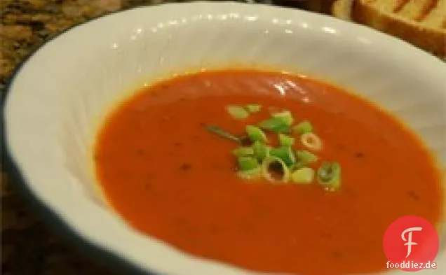 Suppe mit rotem Pfeffer und Tomaten