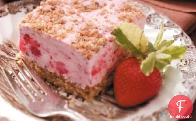 Gefrorenes Erdbeer-Shortbread-Dessert