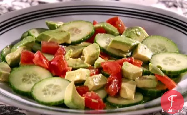 Gurken-Tomaten-Avocado-Salat mit Tequila-Limetten-Vinaigrette
