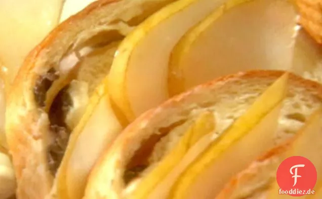 Schweinekoteletts in sahniger Champagnersauce und Rosinenbrot mit Mascarpone und Birnen