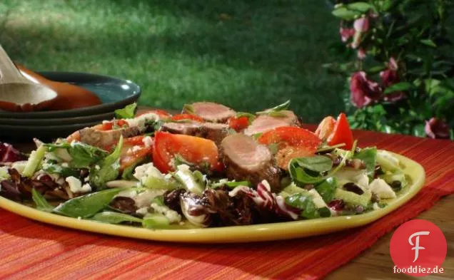 Schweinefilet mariniert in Knoblauch, Zitrone und Oregano mit griechischem Salat