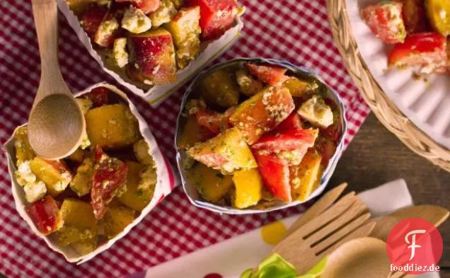 Pfirsichsalat mit Tomaten, Feta und Basilikumvinaigrette