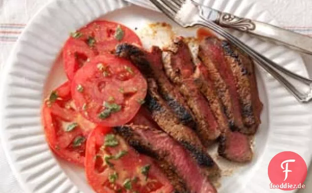 Gegrillte Steaks mit marinierten Tomaten