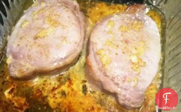 Mit Knoblauch gewürzte gebackene Schweinekoteletts