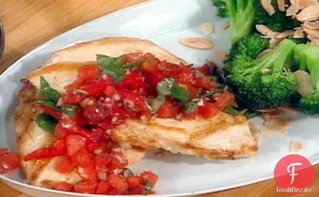 Toskanisches Hähnchen mit Tomaten-Basilikum-Relish und geröstetem Mandelbrokkoli
