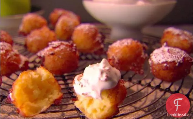 Apfel-Zeppole mit Zimt-Schlagsahne