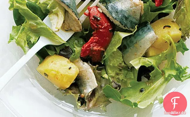 Eingelegter Fischsalat mit Kartoffeln und Gemüse