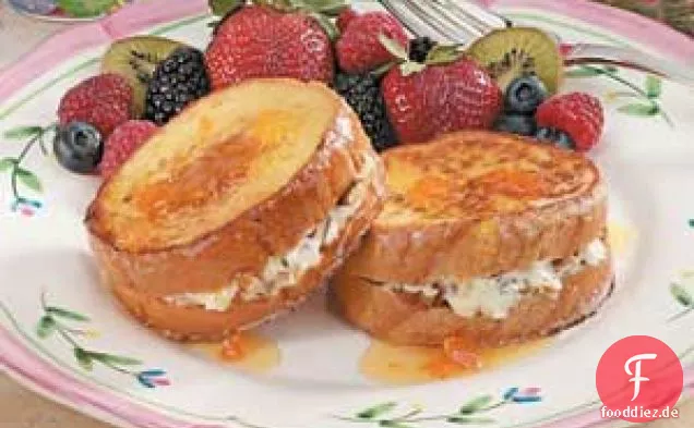 Gefüllter French Toast mit Aprikosensirup