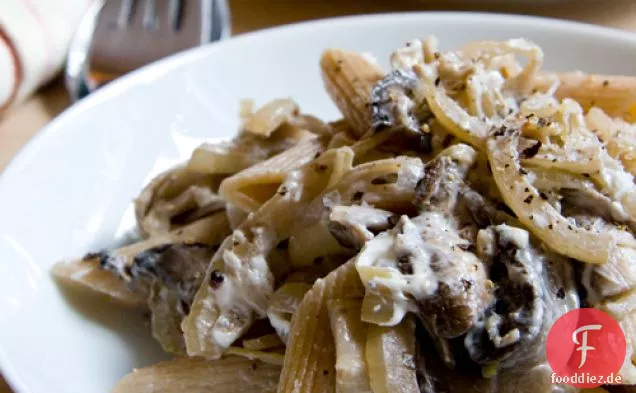 Knoblauchpilz und Ziegenkäse Pasta