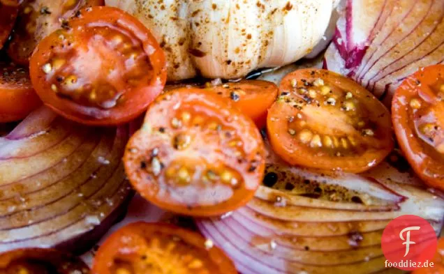 Matschige gebratene Knoblauch- und Kirschtomaten-Nudeln