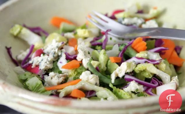 Gehackter Gemüsesalat mit Zitronen-Knoblauch-Dressing