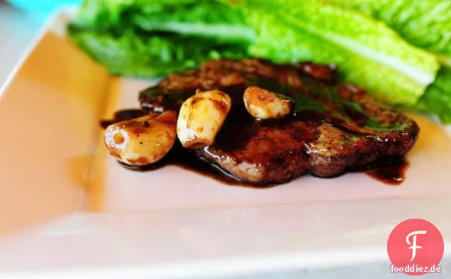 Schweinekoteletts mit Wein und Knoblauch