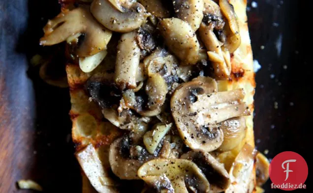 Einfache Knoblauch-Pilz-Bruschetta