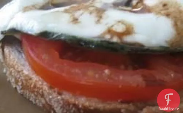 Mozzarella-Sandwich mit offenem Gesicht