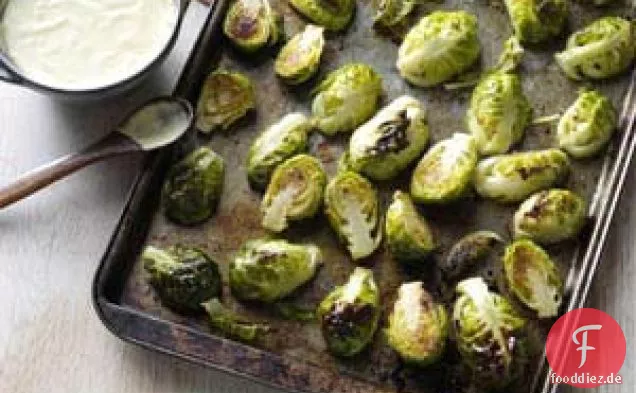 Mit Knoblauch gerösteter Rosenkohl mit Senfsauce