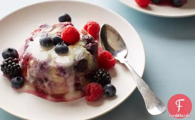 Brioche und Beerenbrotpudding mit Zitronenfondant