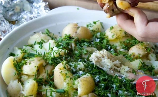 Gabel zerkleinertes Kraut und gebratene Knoblauchkartoffeln