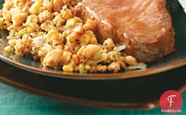 Glasierte Schweinekoteletts mit Maisbrotdressing