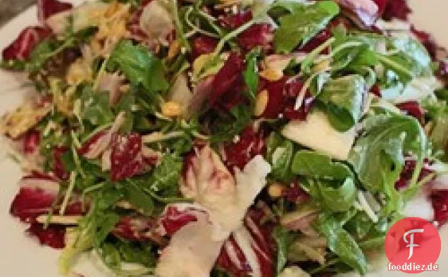 Dreifarbiger gehackter Salat mit Pinienkernen und Parmesankäse
