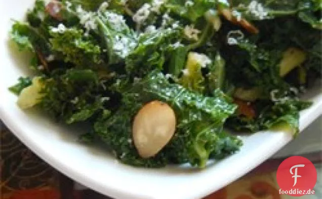 Grünkohl mit Pinienkernen und geriebenem Parmesan