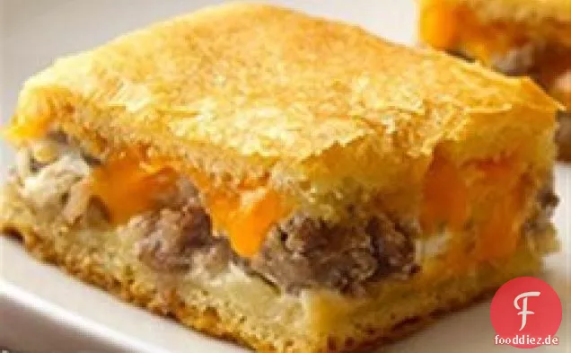 Halbmondförmige Quadrate mit Wurst und Käse