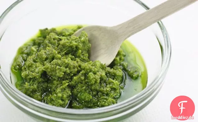 Knoblauch Scape Basilikum-Pesto