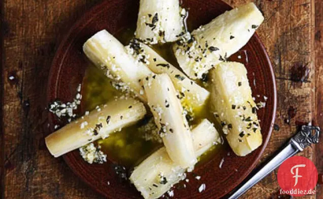Maniok mit Knoblauch und Zitrusfrüchten