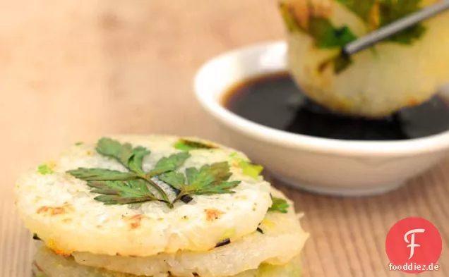 Mini-Kartoffelpuffer mit grünem Knoblauch und Schnittlauch