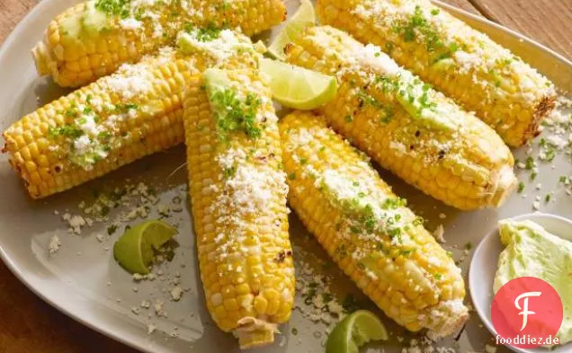 Gegrillter Maiskolben mit Knoblauchbutter, frischer Limette und Cotija-Käse