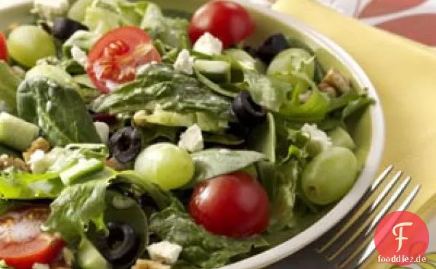 Griechischer Salat mit grünen Trauben