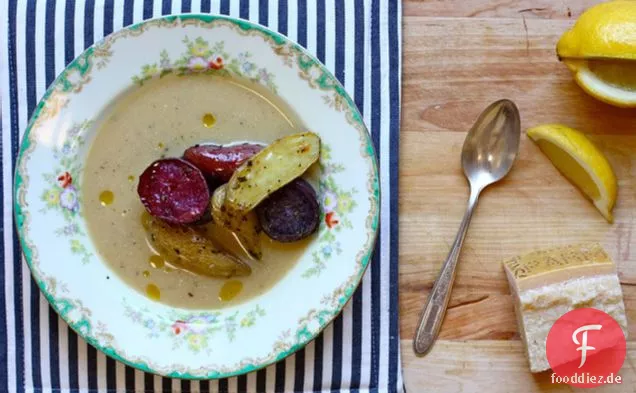 Geröstete Knoblauchsuppe mit Rosmarin gebratenen Kartoffeln