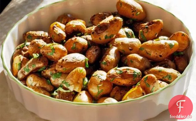 Gerösteter Knoblauch Fingerling Kartoffeln in Thymian und Butter