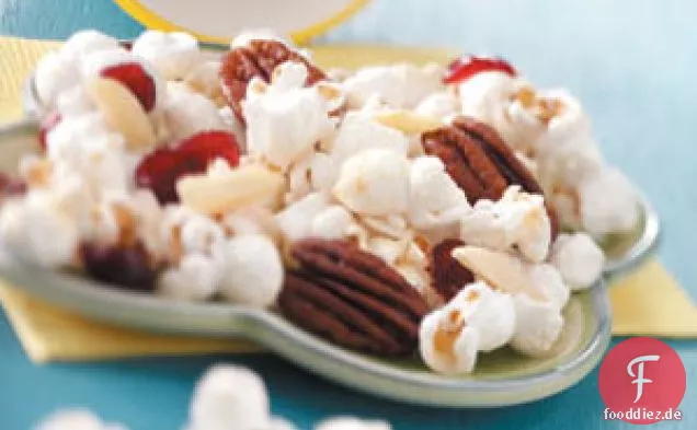 Cranberry-Popcorn Deluxe