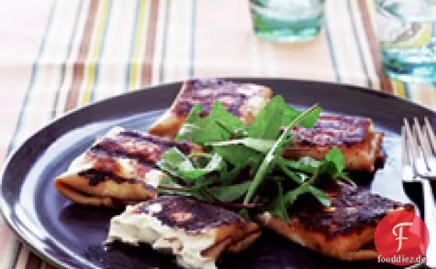Focaccina Mit Geröstetem Knoblauch, Schalotten Und Provolone