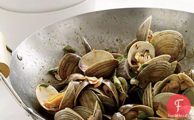 Venusmuscheln mit Schweinefleisch und goldenem Knoblauch