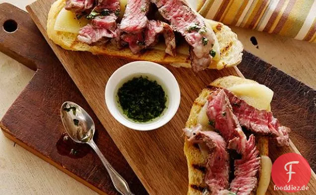 Mini Open Faced Steak Sandwiches auf Knoblauchbrot mit gealtertem Provolone und Petersilienöl