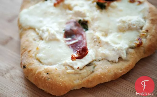 Vier Käse-Pizza Mit Knoblauch Und Rosmarin-Kruste